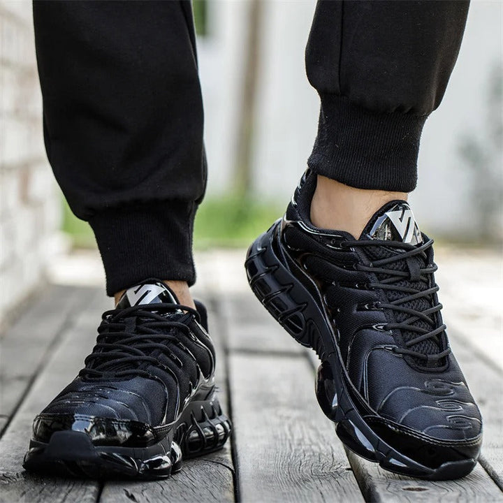 Safety shoes with steel toe cap